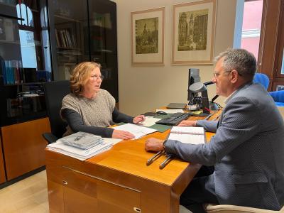 La delegada del Consell en Alicante se reúne con el alcalde de Agost para conocer las principales demandas del municipio
